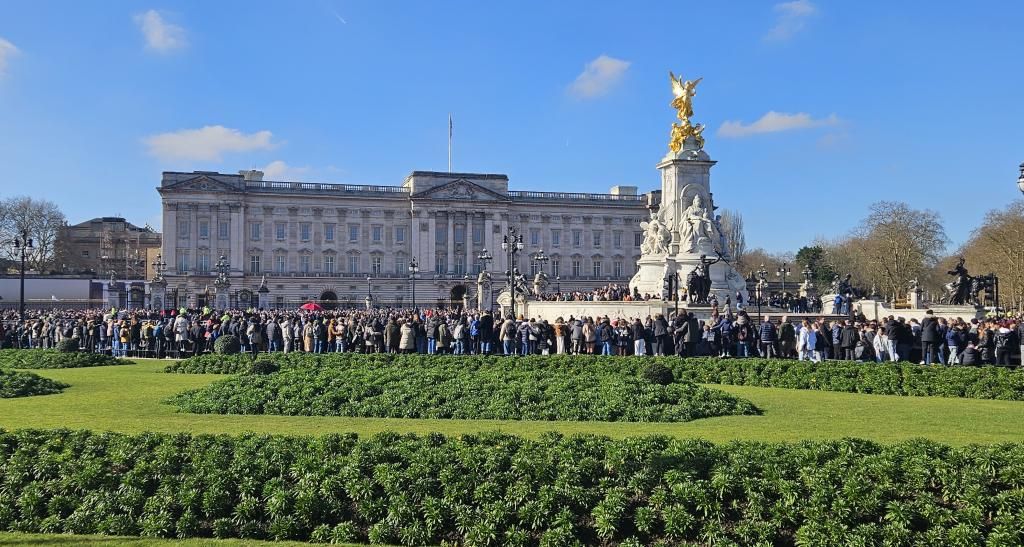 Buckingham Palace with the golden statue in the foreground, the Victoria Memorial