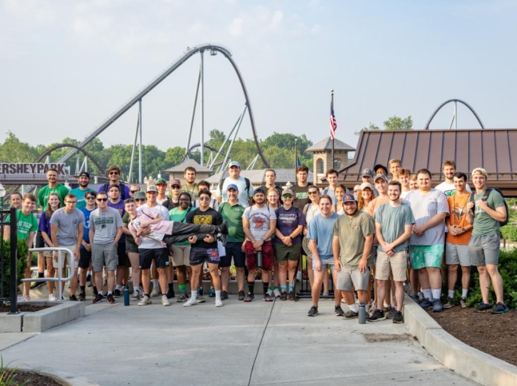 Civil and Mechanical Engineering students gather at the entrance to Hersheypark.