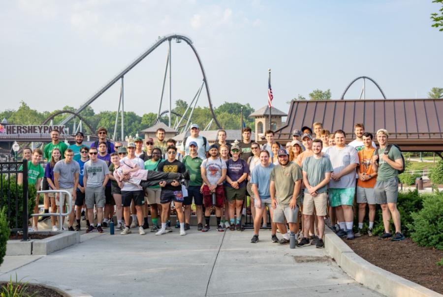 A large group of Civil Engineering students pose at the entrance gate of Hersheypark.